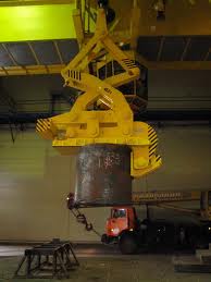 Изготовили захват клещевой грузоподъёмностью 45 тонн для транспортировки рулонов